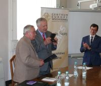 Wręczenie medalu prof. Jurijowi Makarowi z Czerniowiec