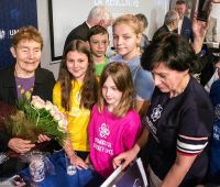 Kwiaty od UD UMCS dla Hélène Langevin-Joliot - wnuczki...