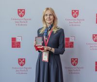 Prof. Iwona Hofman wyróżniona medalem "Zasłużony dla...