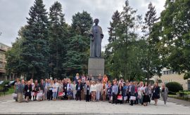 Pamiątkowe zdjęcia pod pomnikiem Marii Curie-Skłodowskiej