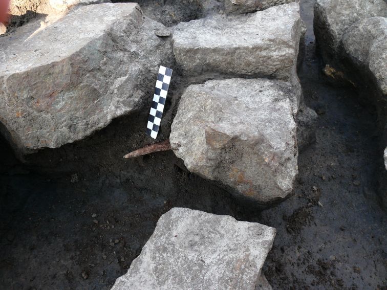 Ryc. 11: Zagadkowy przedmiot kamienny odkryty w trakcie...
