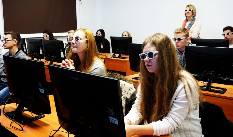 Ucziowie siedzą przed komputerami w okularach do...