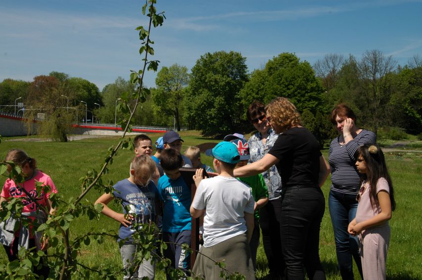 9 maja: Sadzenie drzewa przez uczniów SP w Konopnicy