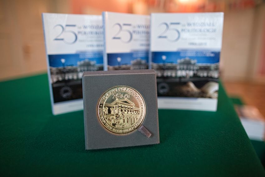 Wręczenie medali z okazji 25-lecia Wydziału Politologii UMCS