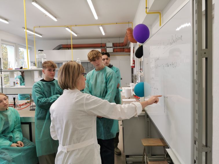 Zajęcia dla Szkoły Partnerskiej na Wydziale Chemii UMCS -...