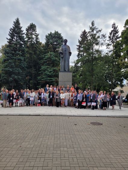 Pamiątkowe zdjęcia pod pomnikiem Marii Curie-Skłodowskiej