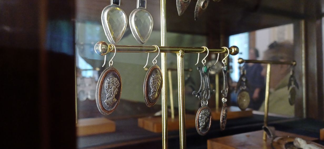 Wernisaż wystawy biżuterii Danuty Czapnik