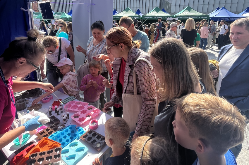 Fotograficzna relacja z XX Festiwalu Nauki na Wydziale...