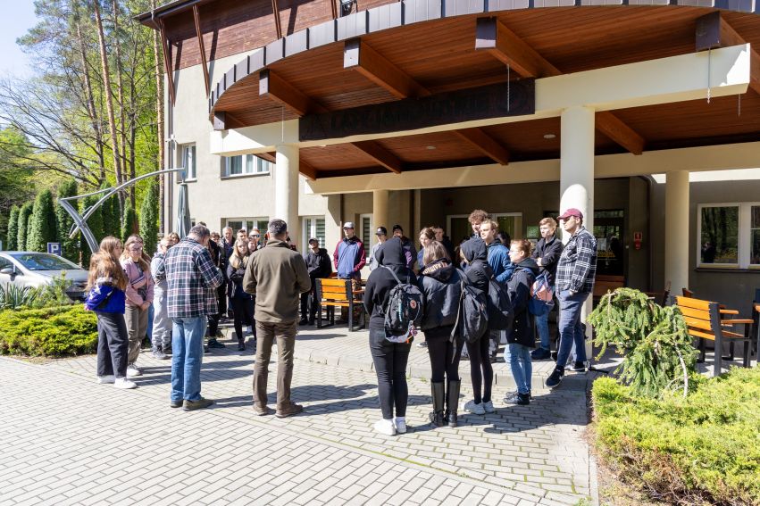 Sadzenie lasu przez pracowników i studentów w Lasach...