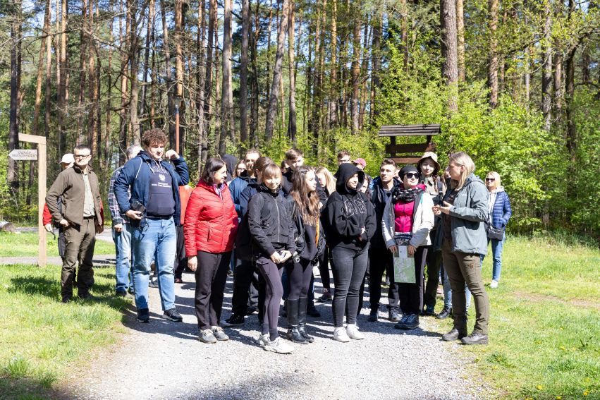 Sadzenie lasu przez pracowników i studentów w Lasach...
