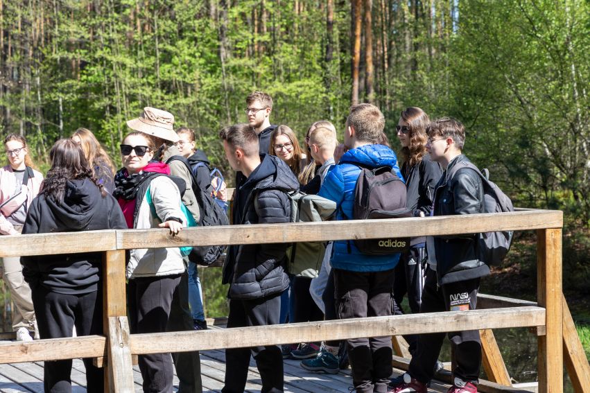 Sadzenie lasu przez pracowników i studentów w Lasach...