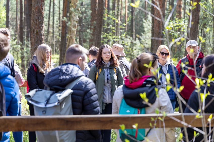 Sadzenie lasu przez pracowników i studentów w Lasach...