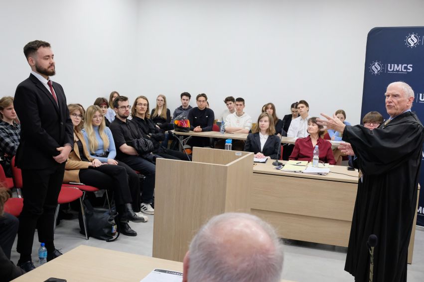Relacja zdjęciowa z Amerykańskiego pokazowego procesu...