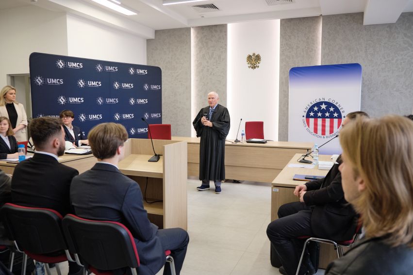Relacja zdjęciowa z Amerykańskiego pokazowego procesu...