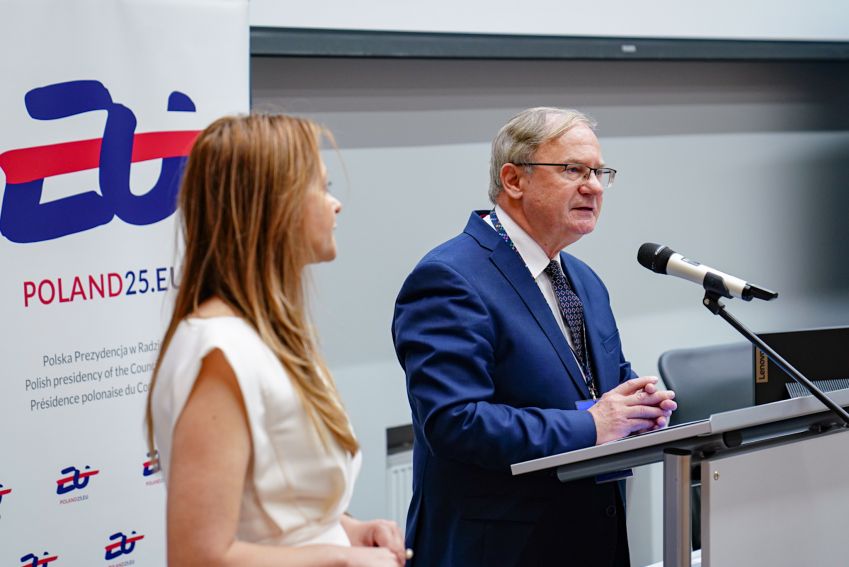 Konferencja pt. "Rozszerzanie UE czy pogłębianie...