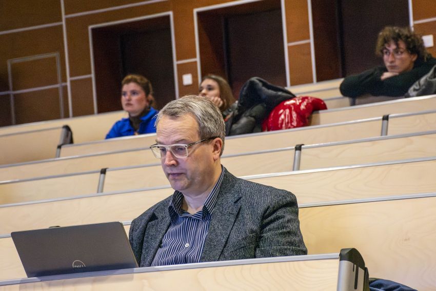 Stan badań nad empiryzmem logicznym: w setną rocznicę...