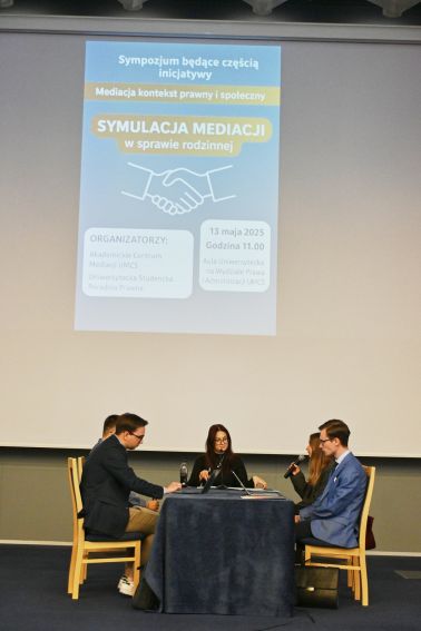 Relacja fotograficzna z symulacji mediacji
