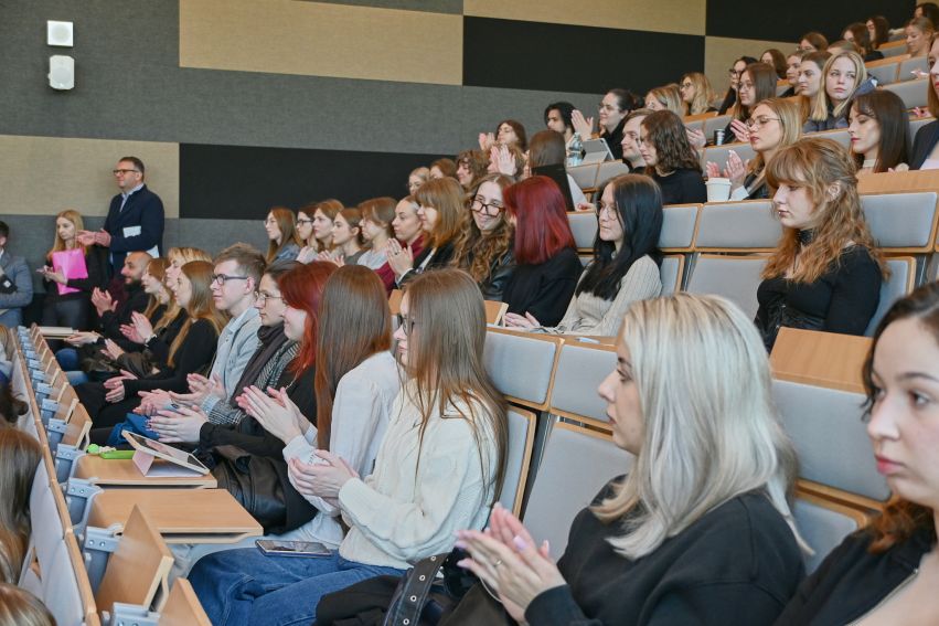 Fotorelacja z wykładu i podpisania umowy o współpracy z KSAP