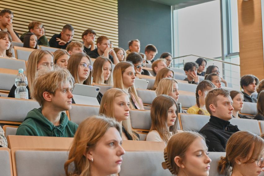 Fotorelacja z wykładu i podpisania umowy o współpracy z KSAP