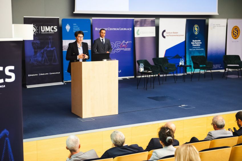 Sympozjum legislacyjne „Otoczenie prawne wykonywania...