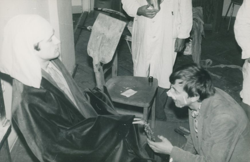 41. Andrzej Wrona składa hołd faraonowi. 1978 r..jpg