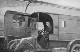 Maria Curie-Skłodowska w samochodzie