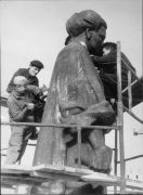 Montaż pomnika Marii Curie-Skłodowskiej