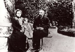 Z mężem i córką w ogrodzie Biura Miar i Wag w Sèvres