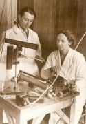 Irena i Fryderyk Joliot-Curie w laboratorium 1934 r.