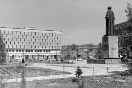 Pomnik Marii Curie-Skłodowskiej i Biblioteka Główna. Maj...