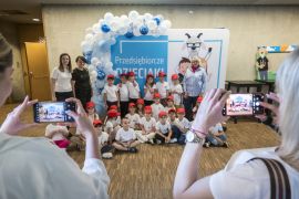 Uczestnicy projektu Przedsiębiorcze Dzieciaki robiący...