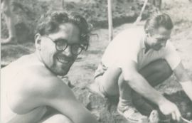 2. Jan Gurba (po lewej) - nestor lubelskiej archeologii...