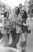 9. Mariusz Matyaszewski z Koleżankami. Londyn, 1977..jpg