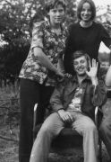 13. Jerzy Cichomski z Koleżankami. Chodlik, 1975 r. Fot....