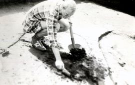 50. Wojciech Ratajczyk przy eksploracji grobu. Masłomęcz,...