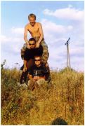 74. Gregorz Czech  (u dołu). Podlodów, 2004 r..jpg