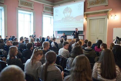 Wiceminister Michał Dworczyk o wojskowym szkoleniu studentów