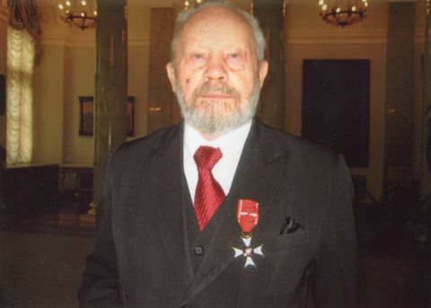 Prof. zw. dr hab. Stanisław Leon Popek z Krzyżem...