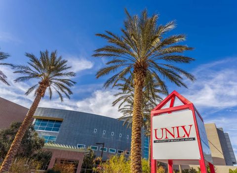 University of Nevada, Las Vegas  poszukuje absolwentów do...
