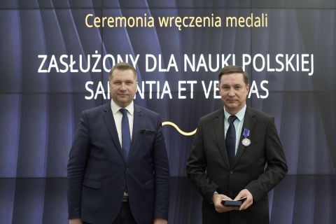 Prof. Dariusz Kupisz odznaczony srebrnym medalem...