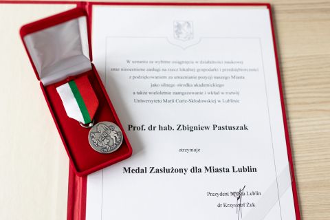 Prof. Zbigniew Pastuszak odznaczony medalem „Zasłużony...