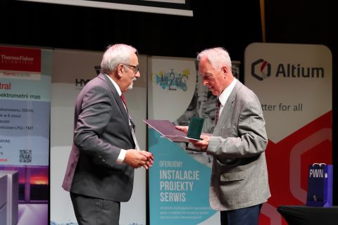 Prof. Andrzej L. Dawidowicz laureatem medalu im. Prof....