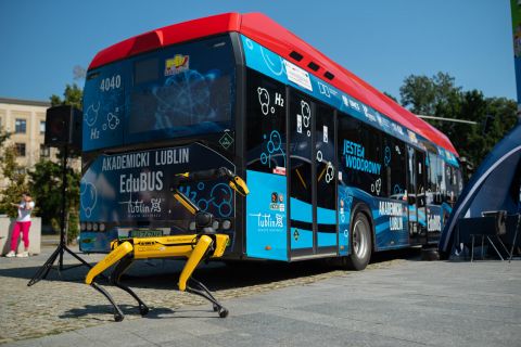 Pokazy popularnonaukowe w szkołach średnich w Janowie...