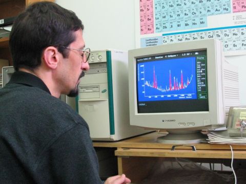 Pracownik laboratorium wykonujący analizę przy komputerze