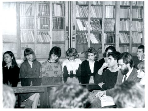 21. Studenci UMCS podczas wykładu prof. Adama Kerstena, prawdopodobnie druga połowa lat siedemdziesiątych.jpg