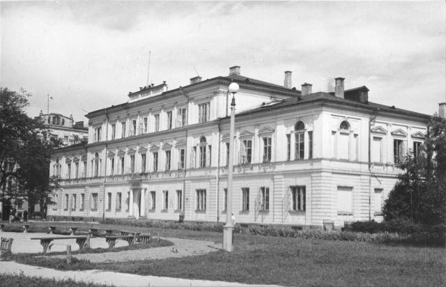 Budynek UMCS przy Pl. Stalina. Fot. NN. Źródło: Archiwum UMC