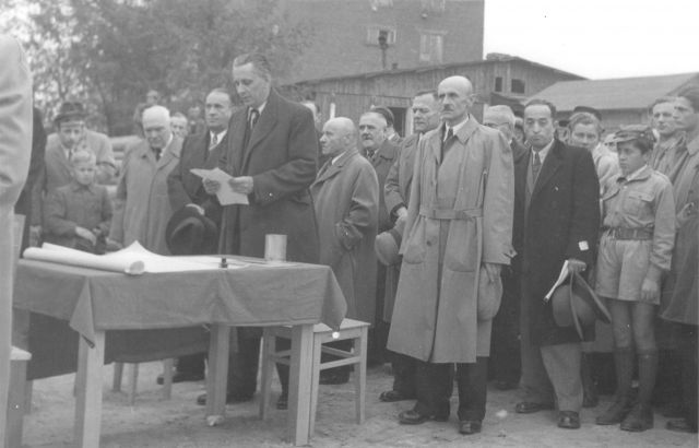 Uroczyste odczytanie aktu erekcyjnego pod budowę pierwszych gmachów w Dzielnicy Uniwersyteckiej, tu prawdopodobnie budynku fizyki, przypuszczalnie październik 1949 r. Fot. NN. Źródło: Archiwum UMCS