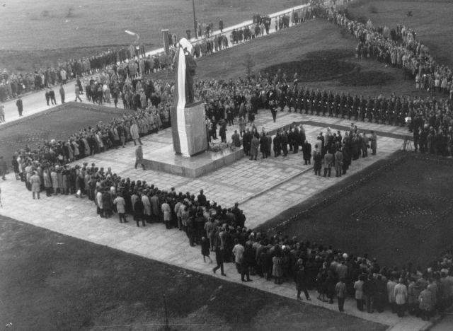 Uroczyste odsłonięcie pomnika Marii Curie-Skłodowskiej, 23 października 1964 r. Fot. NN. Źródło: Muzeum UMCS