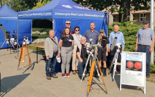 Fot. 1 Zdjęcie uczestników projektu LFN „Pokazy Słońca przez teleskopy”. Widocznych jest także 6 teleskopów wykorzystywanych podczas pokazów. (fot. J. Kwapiński).jpg