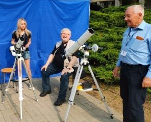 Fot. 2. Emerytowani członkowie zespołu pokazowego przy teleskopach oraz studentki WMFiI. (fot. T.Kwapiński).jpg